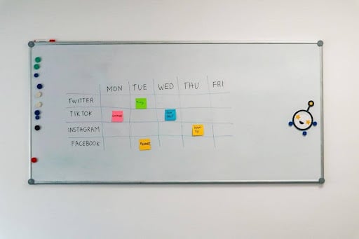 Glass Versus Traditional Whiteboards: Which Belongs in Your Space?